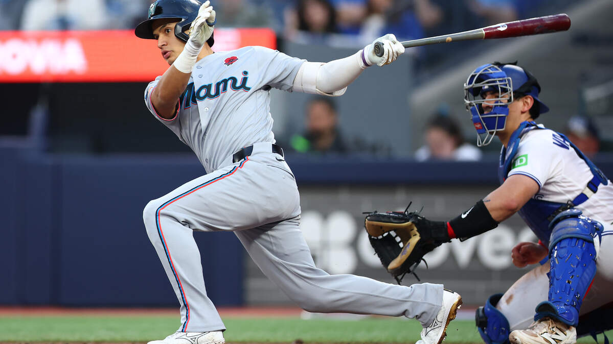 Javier Sanoja fue la bujía de los Miami Marlins ante los Rays este sábado 6 de jumio. En la foto, conecta un doble en contra los Blue Jaysel 25 de mayo de 2026, en Toronto.
