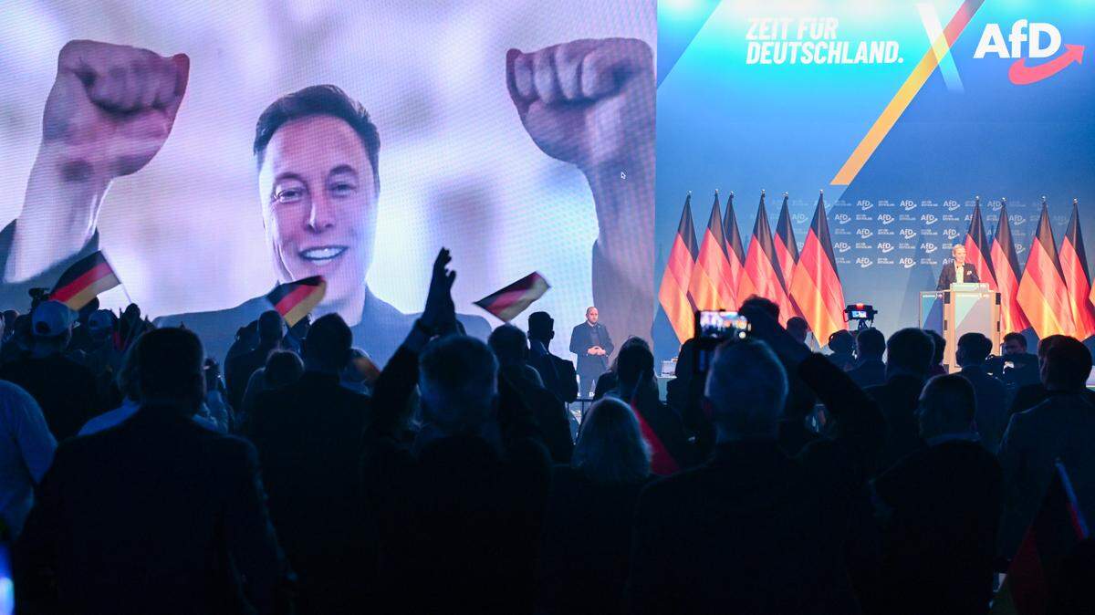 El multimillonario estadounidense Elon Musk habla con Alice Weidel (derecha), presidenta federal de la AfD, durante el lanzamiento de la campaña electoral de la AfD a través de una videoconferencia. 