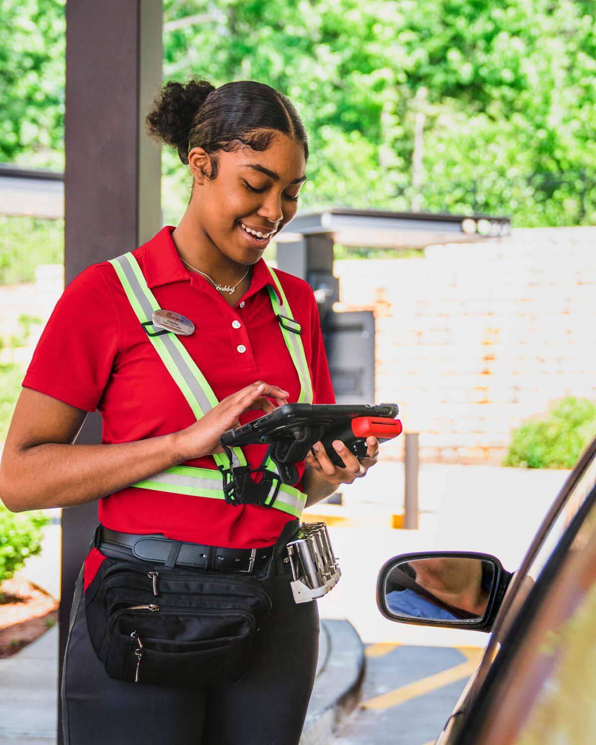 Chick-fil-A está contratando para cuatro restaurantes nuevos en Miami. La cadena ofrece los domingos libres a sus empleados y la opción de becas para estudiar.