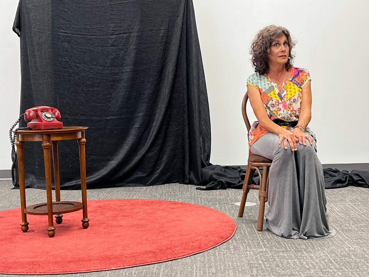“Las penas que no me matan” es testimonio de la perdurabilidad de la obra de Abelardo Estorino. Marilyn Romero aparece aquí en un ensayo de la puesta en escena.