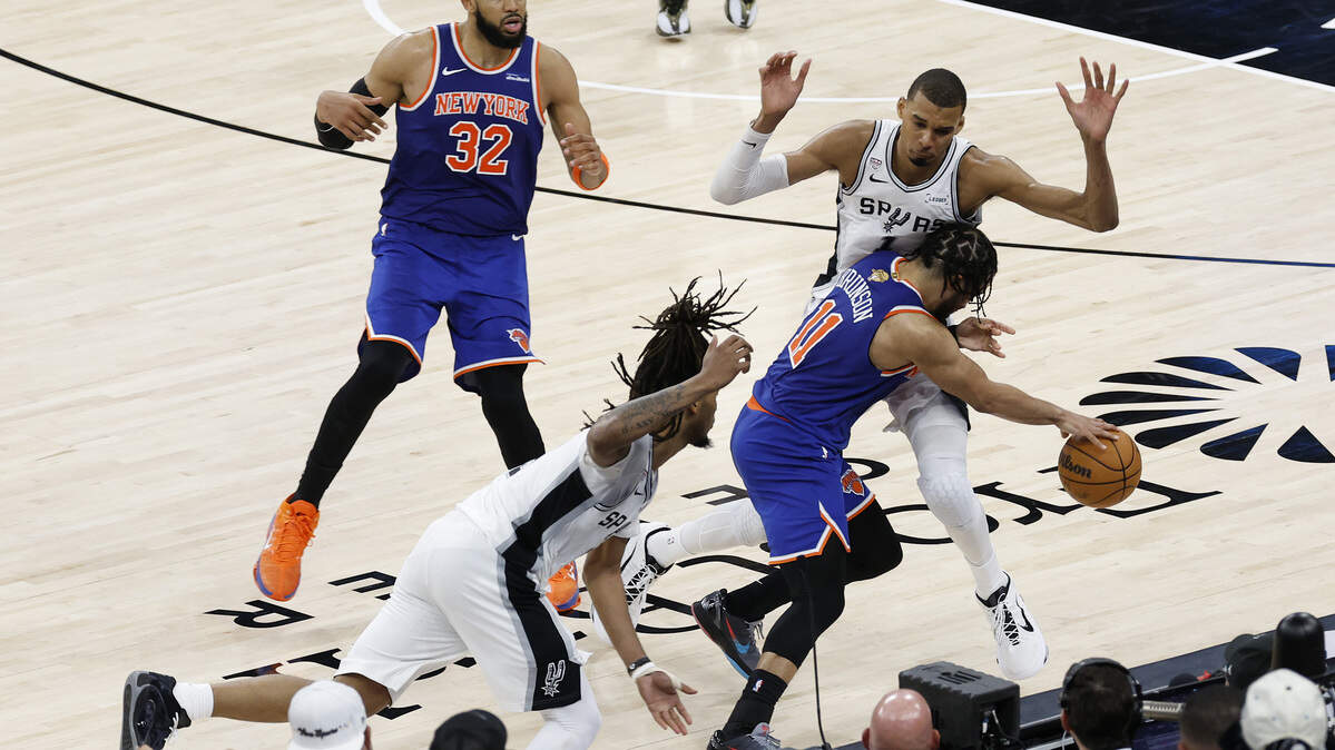 Jalen Brunson (n.º 11), de los New York Knicks, bota el balón ante Victor Wembanyama (n.º 1), de los San Antonio Spurs, durante el último cuarto del segundo partido de las Finales de la NBA de 2026 en el Frost Bank Center, el 5 de junio de 2026 en San Antonio, Texas.
