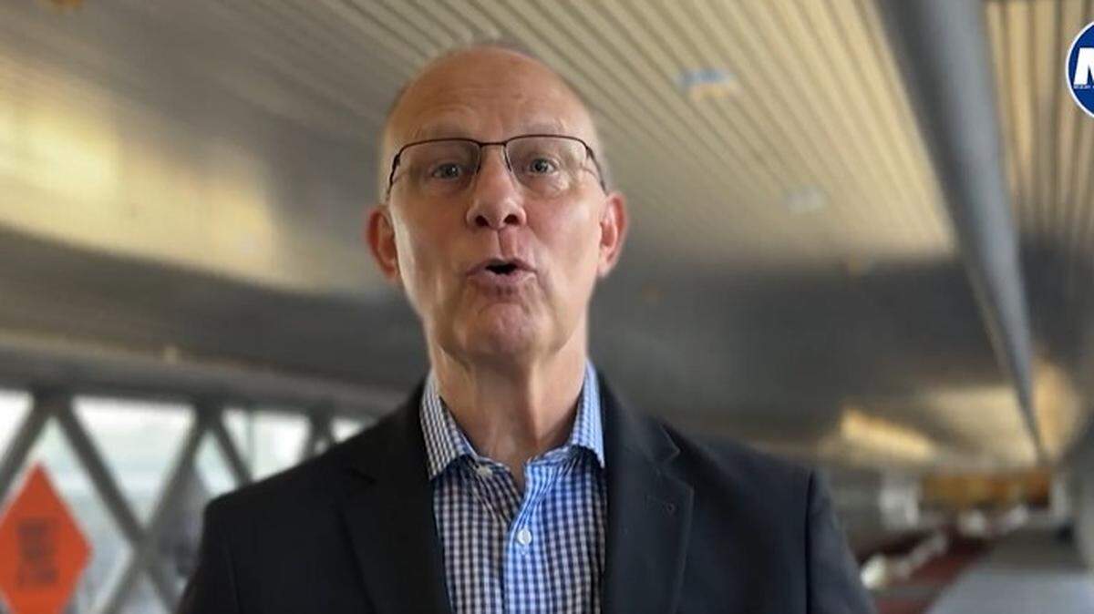El director asistente de operaciones del Aeropuerto Internacional de Miami, Jeff Plant, explica los cambios en los pasillos rodantes hacia los servicios de transporte público y alquiler de autos en el MIA.