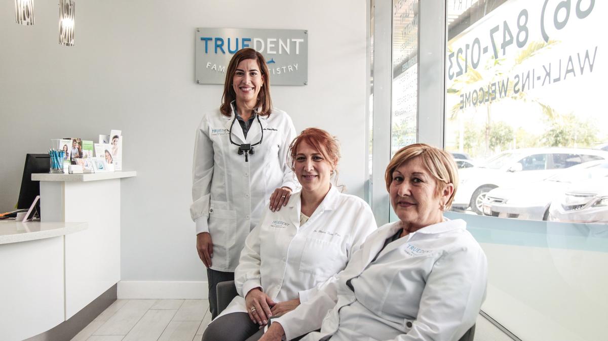 Mileidis Pena Marro (izq.) dirige su consulta dental, Truedent Family Dentistry, en la que también trabajan su mamá, Irma Marro (der.) y su hermana, Blanca Rosa Pena Marro.
