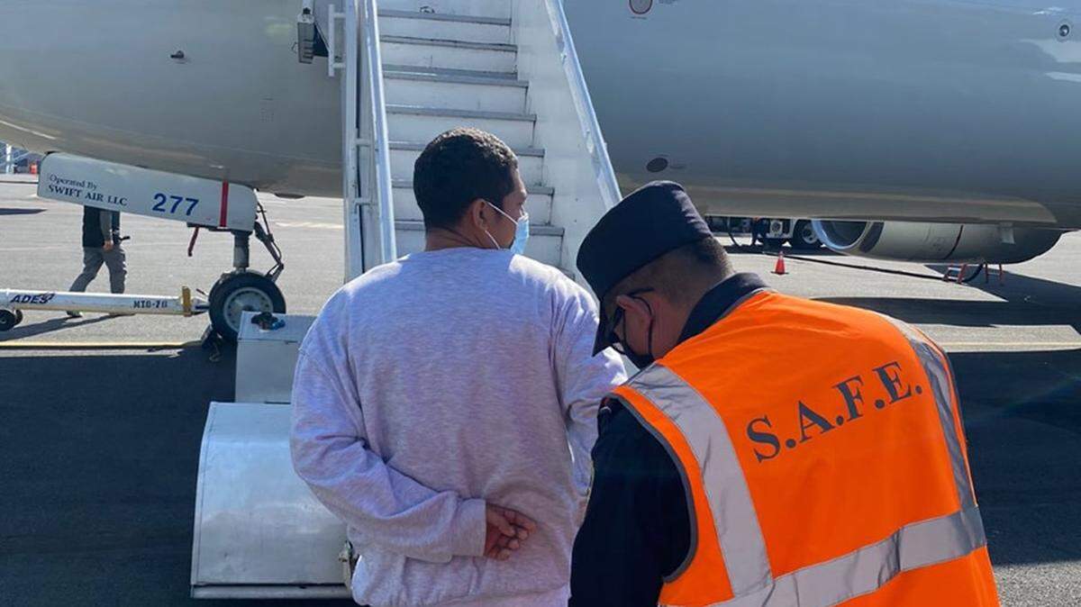 Juan Carlos Nolasco Chicas, un conocido pandillero de la MS-13, fue deportado como un fugitivo buscado por las autoridades policiales de El Salvador por homicidio agravado.