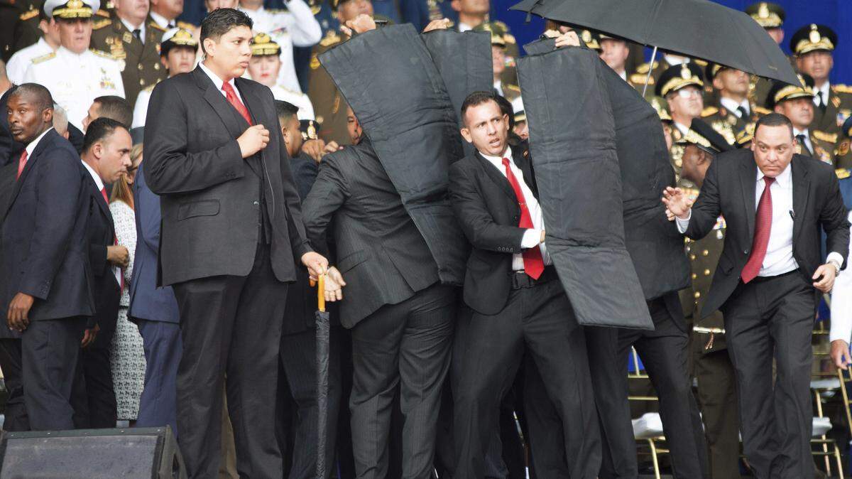 Las fuerzas de seguridad del gobernante Nicolás Maduro intentan protegerlo el 4 de agosto cuando ocurrió el ataque con los drones durante el discurso del mandatario en Caracas.