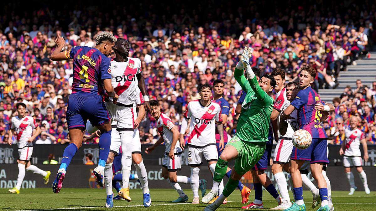 Un cabezazo del uruguayo Ronald Araújo (izq.) sirvió al Barcelona para salvar los papeles y vencer 1-0 a un combativo Rayo Vallecano, el domingo en la 29ª jornada de la liga española. 