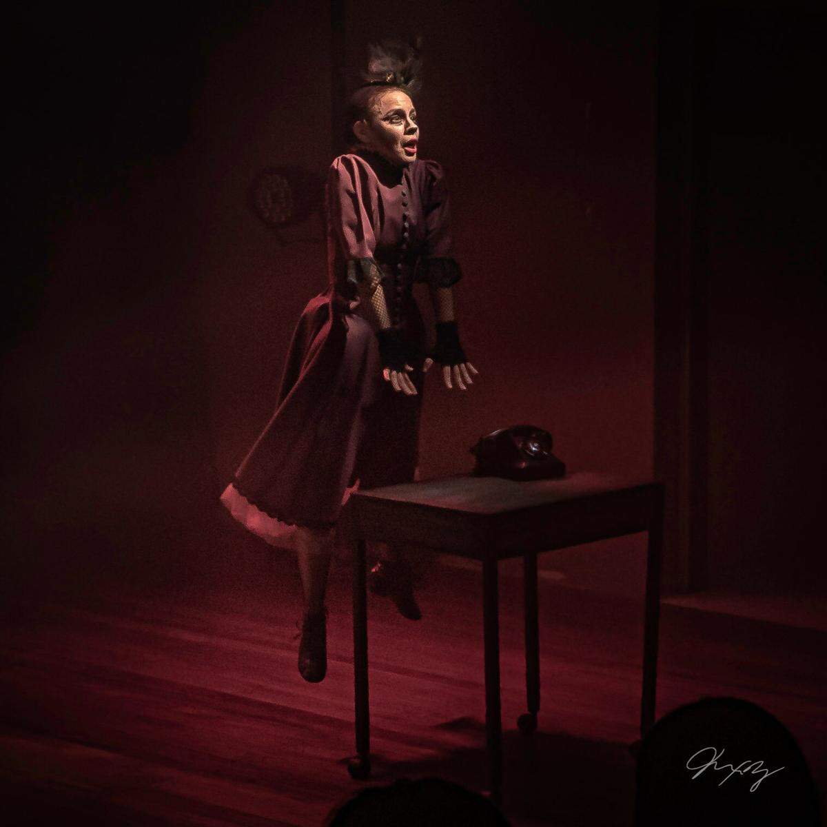 Yanet Gómez en otra escena de “Bruma”. Según el director, “aunque hay una estilización de manos, pies y tronco, el propósito es que la gente se meta en una situación dramática en vez de limitarse a apreciar el virtuosismo”.
