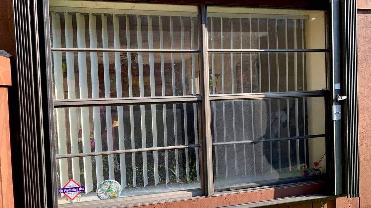 El Centro Nacional de Huracanes dice que debe comenzar a colocar los “shutters” cuando se emite una alerta de huracán para el lugar donde vive.