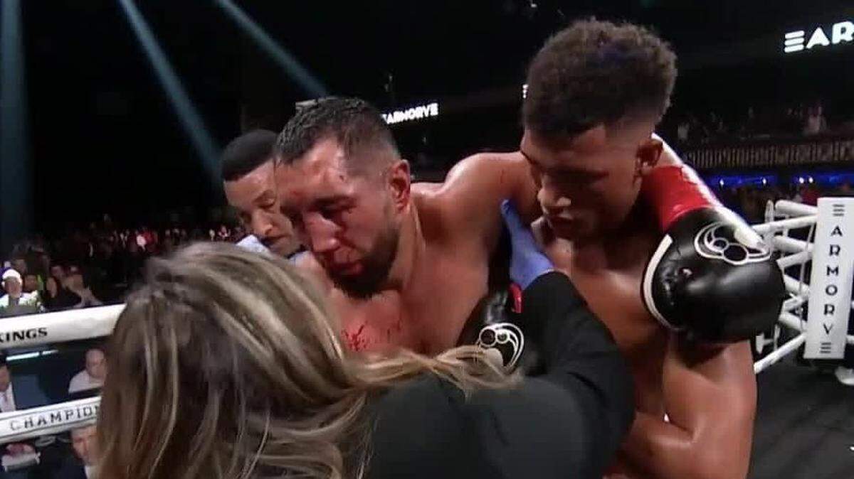 La última imagen de Aidos Yerbossynuly era la de un hombre ayudado a ir a su esquina por el árbitro Tony Weeks y el propio Morell Jr., quien se afligió al saber que el asiático se encuentra en un coma inducido, aunque por el momento se mantiene estable, de acuerdo con un comunicado de sus representantes.