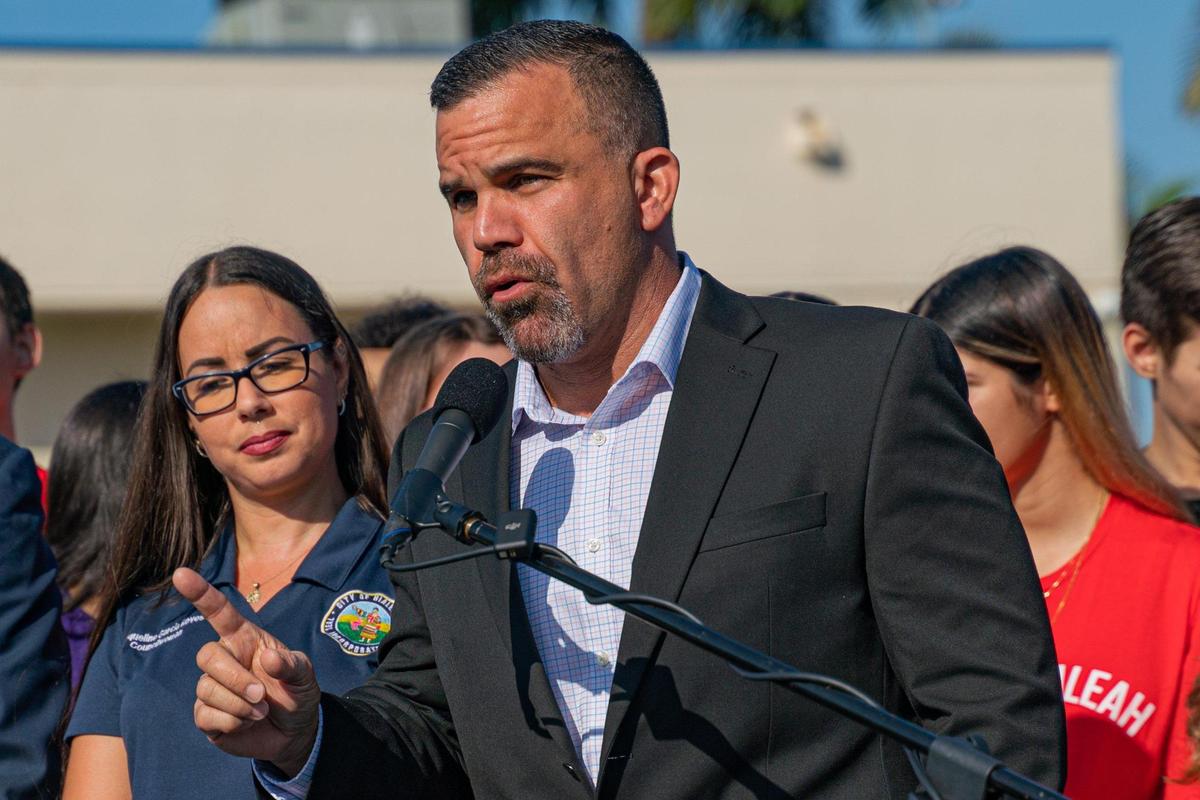 El concejal Luis Rodríguez, promotor de invertir más en los parques de la ciudad, habla durante una conferencia de prensa sobre los planes de recreación para los parques de Hialeah, en el Slade Park, este lunes 5 de diciembre de 2022.