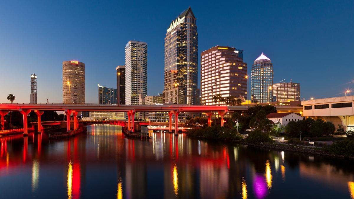 Vista nocturna del downtown de Tampa, una de las 10 ciudades de Florida consideras entre las más felices del país, según un informe del sitio de finanzas WalletHub.