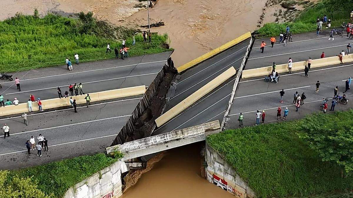 Fotografía tomada de la red social X de la cuenta del Ministerio del Poder Popular para el Ecosocialismo, @MINECPortuguesa, que muestra un puente colapsado por las fuertes lluvias este miércoles, 25 de junio de 2025, en Ospino, Venezuela. El gobernador del estado Portuguesa, Primitivo Cedeño, comunicó que un puente de la autopista José Antonio Páez, que conecta a las regiones de los andes y del centro del país, colapsó tras las intensas lluvias registradas en las últimas horas, por lo que anunció el cierre del paso para los vehículos.