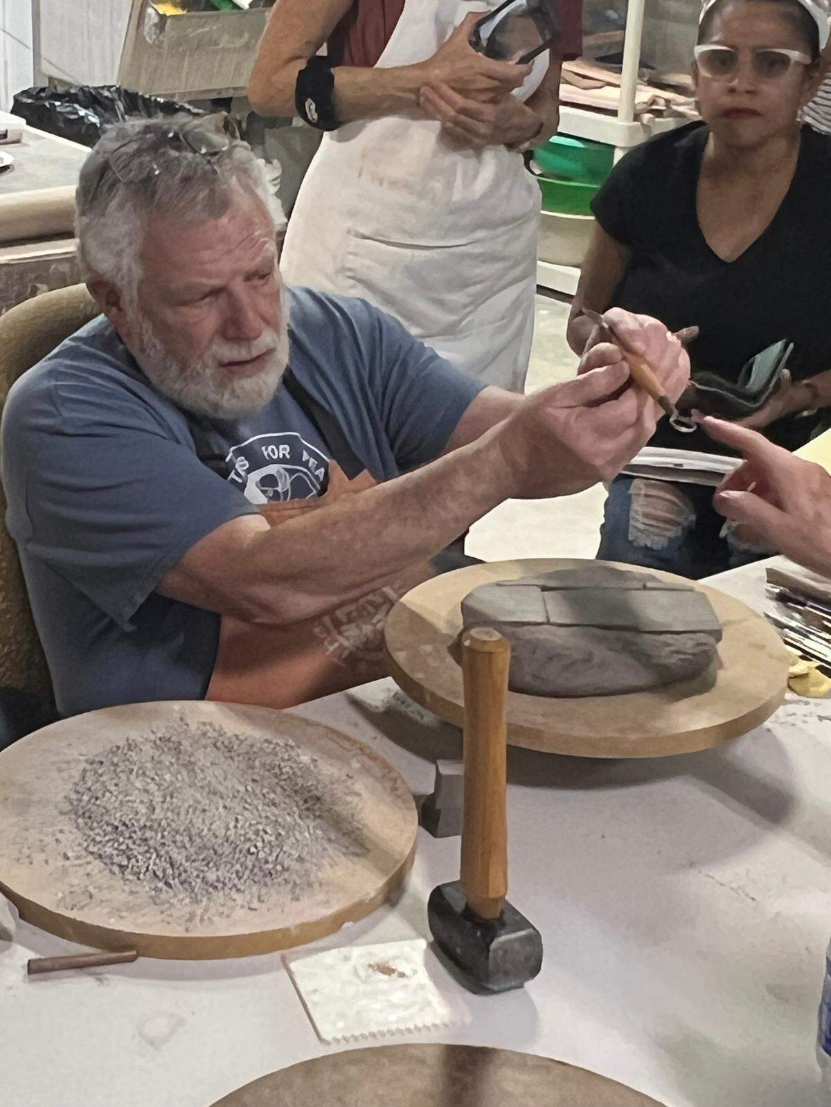 El renombrado ceramista Richard Notkin, al que vemos aquí dirigiendo un taller en la Liga Cerámica de Miami, comisarió la exposición del 75.º aniversario de la organización. Notkin, una voz importante en la cerámica contemporánea estadounidense, es famoso por sus obras de intrincada factura que exploran temas políticos, sociales y medioambientales.