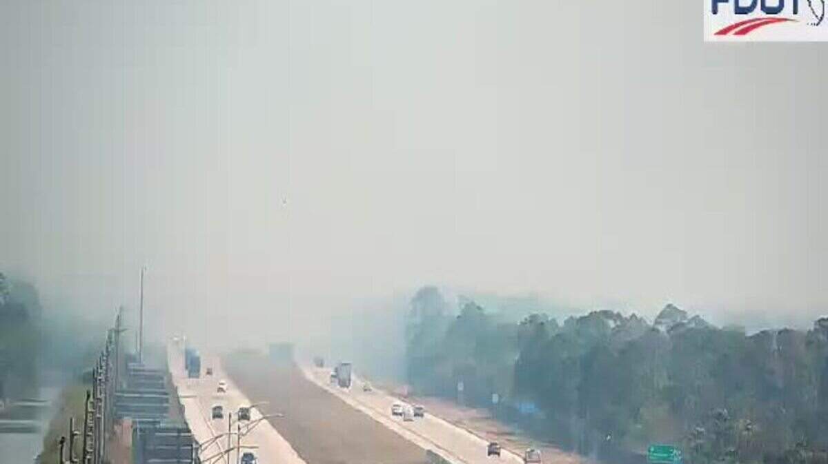 La Patrulla Estatal de Carreteras de Florida cerró varios tramos de carreteras en el sur del estado por un incendio.