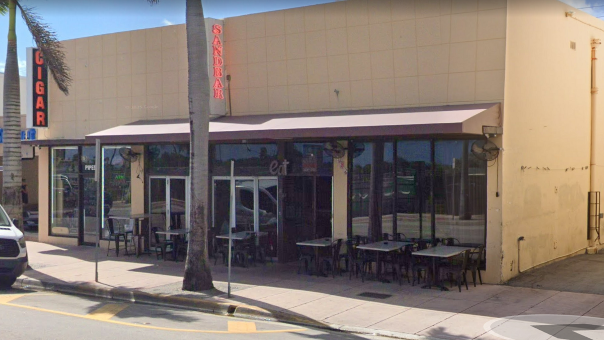 Un hombre murió tras un tiroteo en el Sandbar Sports Bar, ubicado en el 6752 de Collins Avenue, en la madrugada del viernes, según la policía. Google Maps