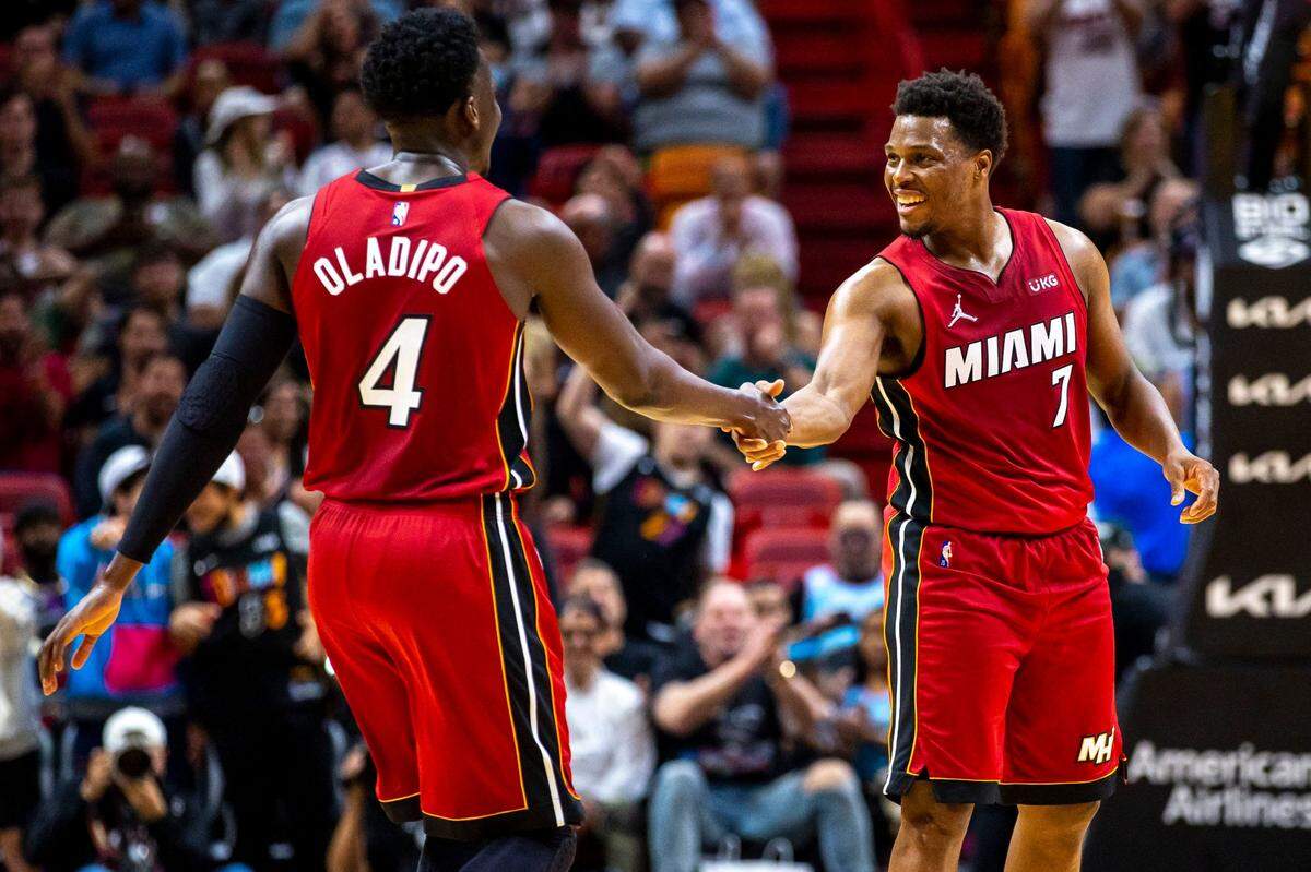 El jugador del Heat Victor Oladipo (4) saluda a su compañero de equipo Kyle Lowry tras anotar en el partido contra los Rockets de Houston, celebrado el 7 de marzo de 2022 en Miami.