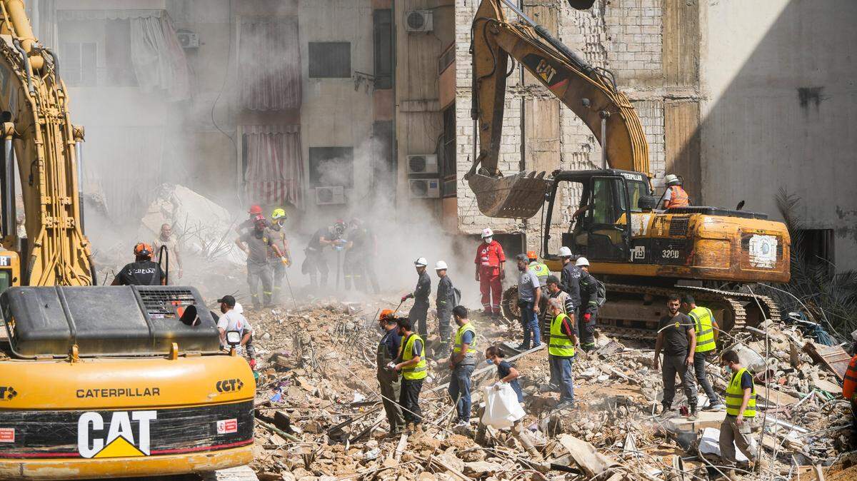 Rescatistas revisan los escombros en el lugar de un ataque israelí dirigido contra los suburbios del sur de Beirut, mientras continúan las operaciones de búsqueda y rescate en Beirut, Líbano, el 21 de septiembre de 2024.