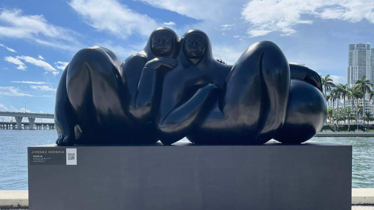 “Pareja”, de Jorge Jiménez Deredia, escultura en bronce, 66.92 x 141.73 x 59 pulgadas, 3,747.85 libras (1,700 kg).