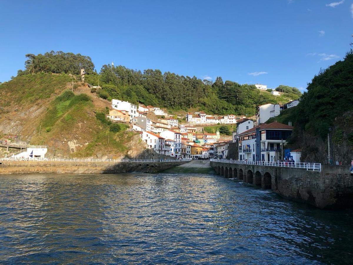 Cudillero es un pequeño y pintoresco puerto de pescadores enclavado en la ladera de una montaña.