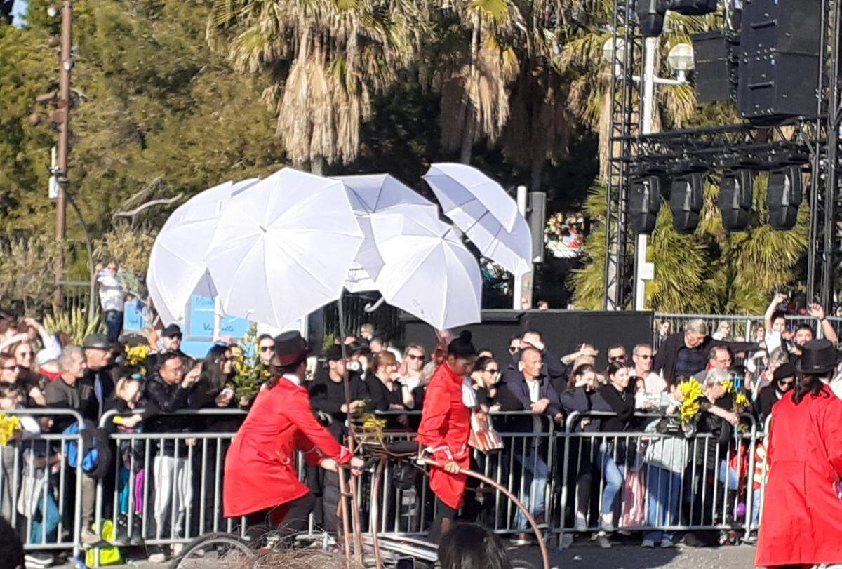 Este año el “Rey de la cultura pop” y toda su corte, quienes aluden a todos los personajes del mundo artístico del pop desfilan en el Carnaval.