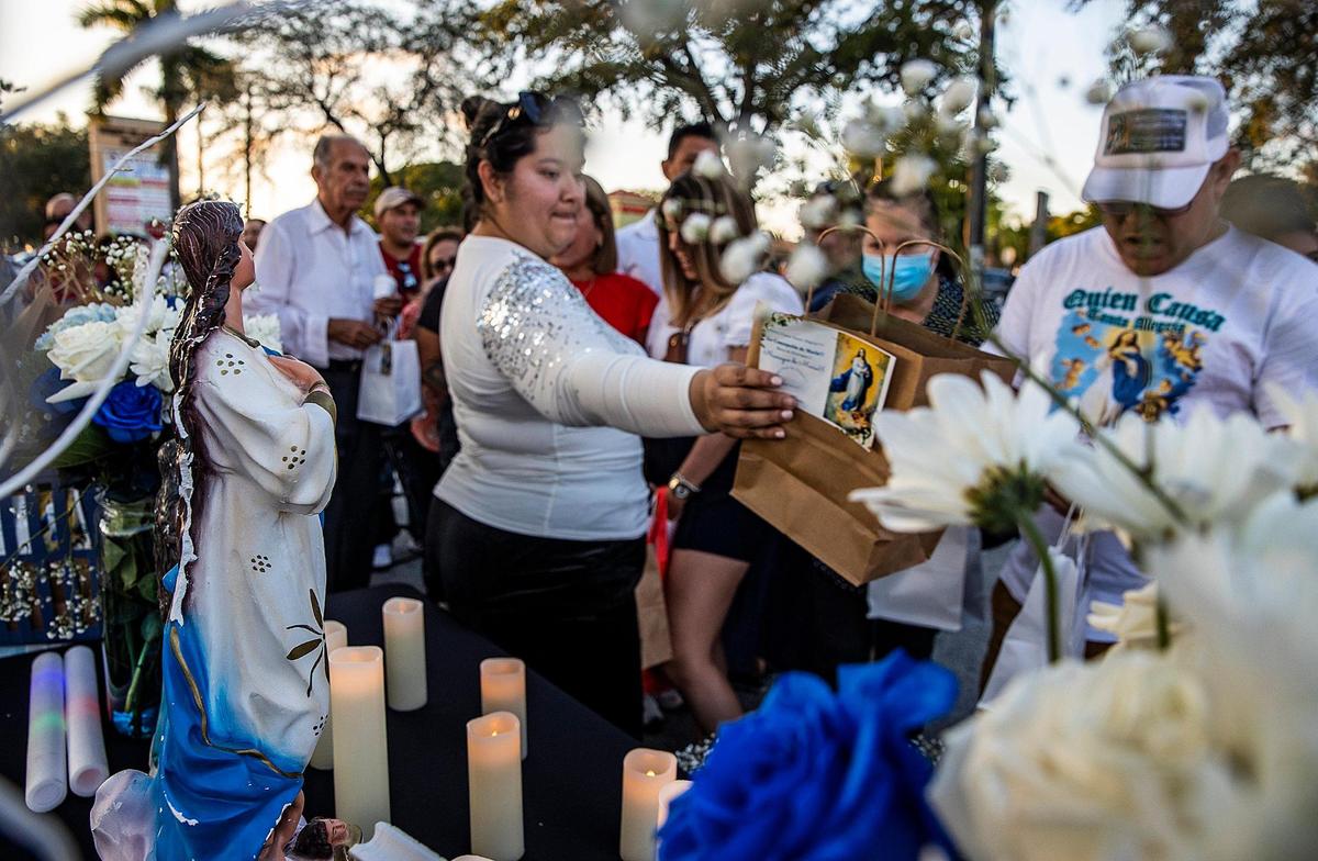 Lucía Molina entrega obsequios a los nicaragüenses que asistieron a la celebración de La Gritería, celebración religiosa popular en honor a la Inmaculada Concepción de la Virgen María, el sábado 10 de diciembre de 2022 en Sweetwater.