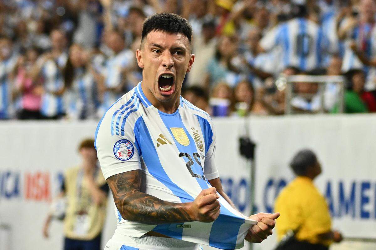 El jugador de Argentina Lisandro Martínez celebra tras anotar un gol ante Ecuador, en el partido de la Copa América celebrado el 4 de julio de 2024 en Houston.