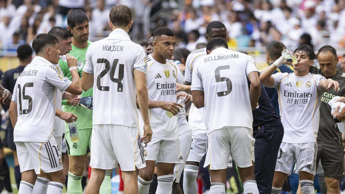 Los jugadores del Real Madrid se hidratan durante un partido ante Juventus en el Mundial de Clubes, celebrado el 1ro de julio de 2025 en el Hard Rock Stadium en Miami Gardens, Florida.