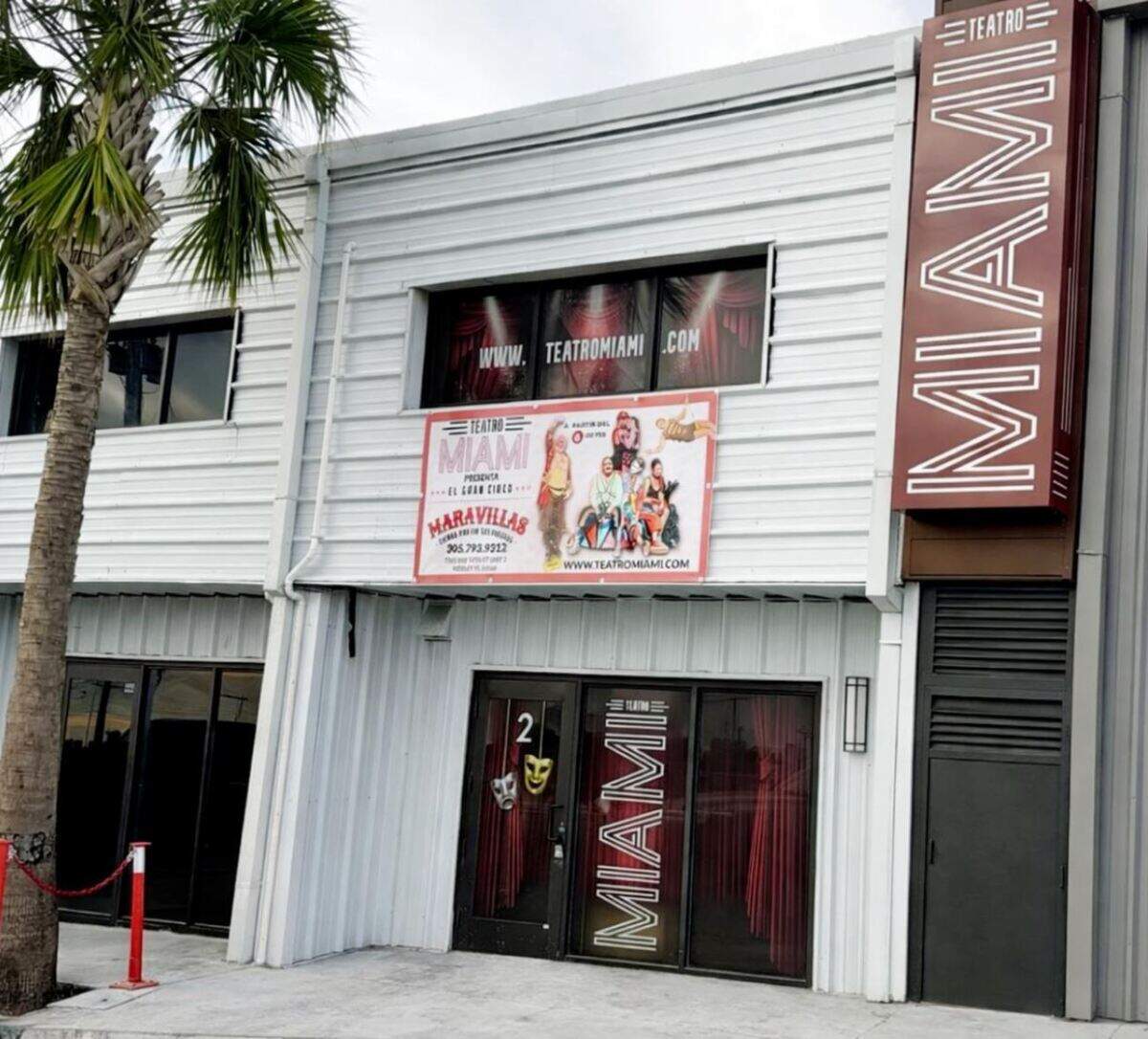 La fachada del Teatro Miami, ubicado en la Suite 2 de 7265 NW 74 St., en Medley, unas pocas cuadras hacia el este, bajando desde la autopista 826, el Palmetto. 