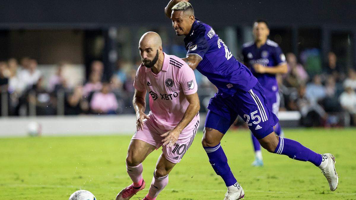 El delantero del Inter Miami Gonzalo Higuaín (izq.) lucha por el balón con Antonio Carlos, de Orlando City, en el partido celebrado el 5 de octubre de 2022 en Miami.