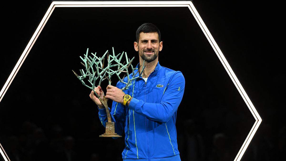 Novak Djokovic, quien no ha perdido desde que Carlos Alcaraz lo superó en la final de Wimbledon en julio, ganó su séptimo título el domingo en el Masters de París para seguir extendiendo su récord al vencer 6-4, 6-3 a Grigor Dimitrov.