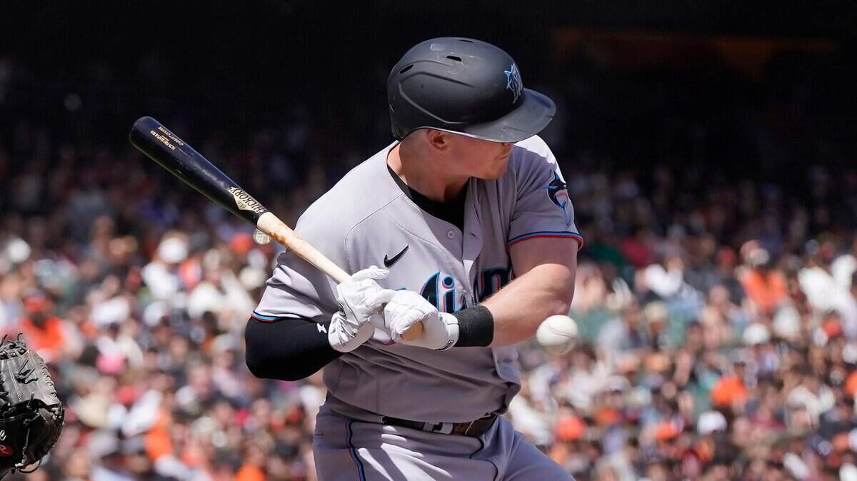 El primera base de los Marlins, Garrett Cooper, salió del juego ante los Gigantes el domingo tras ser golpeado por un lanzamiento con las bases llenas en la cuarta entrada. Cooper recibió el pelotazo en la muñeca izquierda, una sinker de 92.8 mph del abridor de San Francisco Anthony DeSclafani.