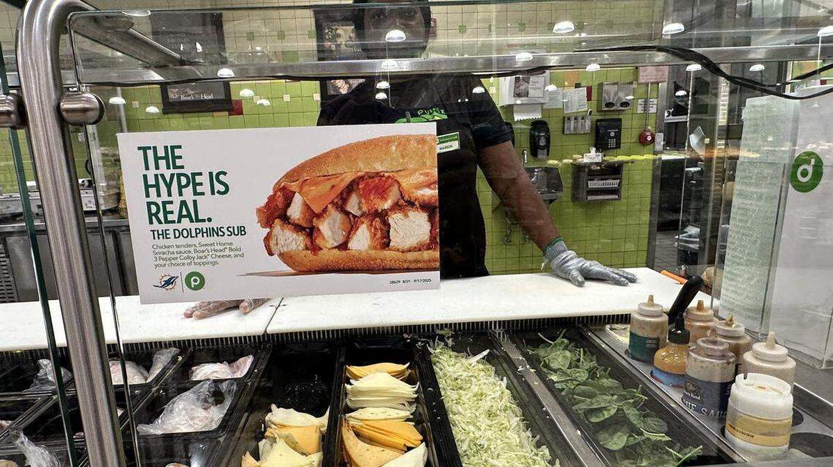 Un empleado del Deli del Publix en el supermercado de Pinecrest está listo para servir un Dolphins Sub el 6 de septiembre de 2025.