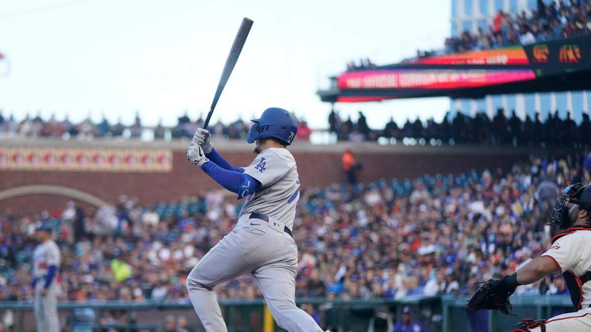 El pelotero cubano de los Dodgers Miguel Vargas pega un doble en la segunda entrada en su debut en Grandes Ligas ante los Gigantes, en el partido celebrado el 3 de agosto de 2022 en San Francisco.