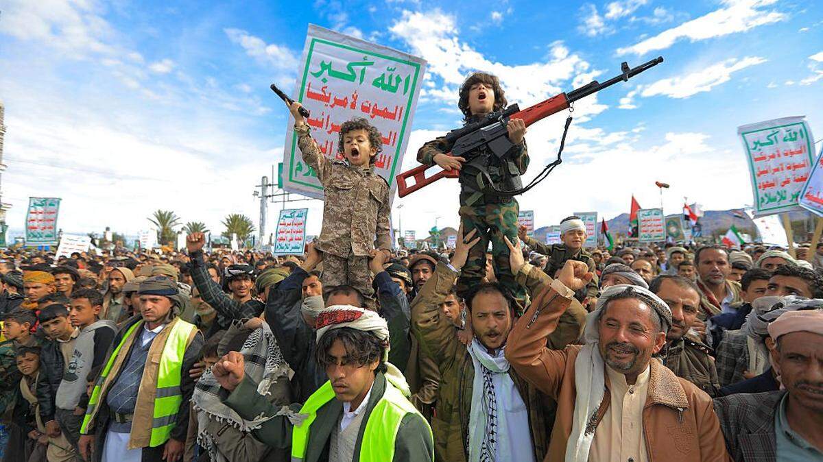 Jóvenes partidarios de los hutíes portan armas durante una manifestación en solidaridad con Irán y el Líbano, en medio de la guerra entre Estados Unidos e Israel contra Irán, en la capital yemení, Saná, el 27 de marzo de 2026. Abdul Malik al-Houthi, líder del movimiento hutí de Yemen —respaldado por Irán—, advirtió el 26 de marzo sobre una “respuesta militar” en caso de que la guerra en Oriente Medio así lo requiriera.