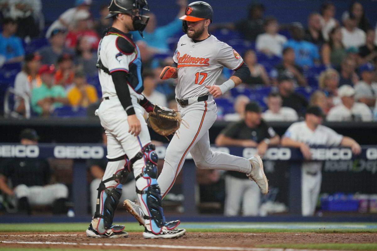 El jardinero de los Orioles de Baltimore Colton Cowser anota una carrera en el segundo inning del partido ante los Marlins, celebrado el 25 de julio de 2024 en Miami.