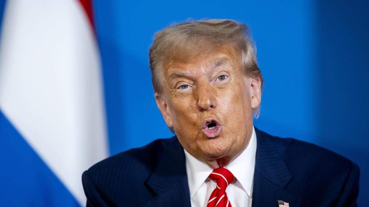 El presidente de Estados Unidos, Donald Trump, conversa con el primer ministro saliente Dick Schoof (no aparece en la imagen) durante la cumbre de la OTAN en el World Forum de La Haya, Países Bajos, el 25 de junio de 2025. Por primera vez en la historia de la OTAN, los Países Bajos son anfitriones de una cumbre de la Alianza. (Países Bajos; Holanda, La Haya) 