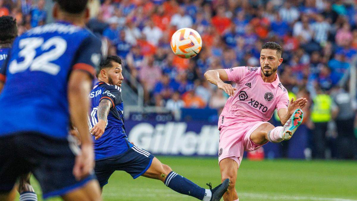 El mediocampista del Inter Miami Jean Mota (der.) patea el balón ante la marca de Luciano Acosta, del FC  Cincinnati, en el partido de la Copa Lamar Hunt celebrado el 23 de agosto de 2023 en Cincinnati.