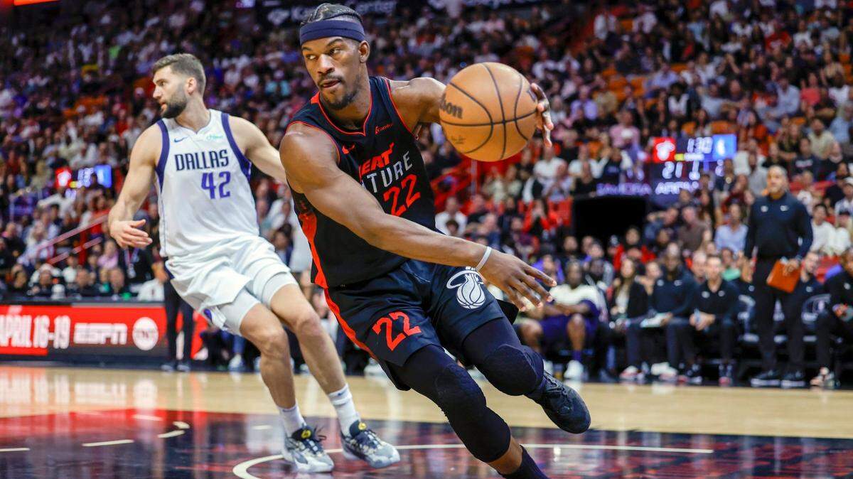 El jugador del Heat Jimmy Butler conduce la pelota en el partido contra los Mavericks de Dallas, celebrado el 10 de abril de 2024 en Miami.