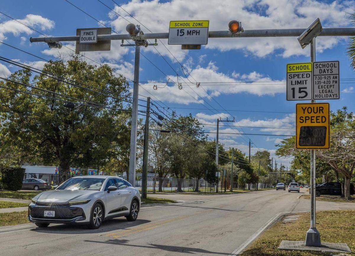 Vehículos circulan por una zona escolar alrededor de la Escuela Primaria Palmetto, ubicada en el 12401 SW 74 Avenue en Pinecrest, el miércoles 25 de febrero de 2026.