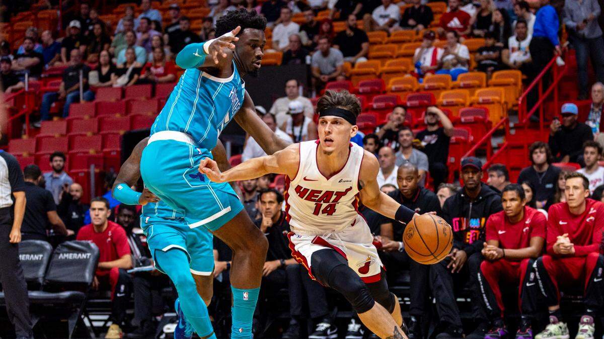 El escolta del Heat Tyler Herro entra al aro ante la marca de Mark Williams, de los Hornets de Charlotte, en el partido de pretemporada celebrado el 10 de octubre de 2023 en Miami.