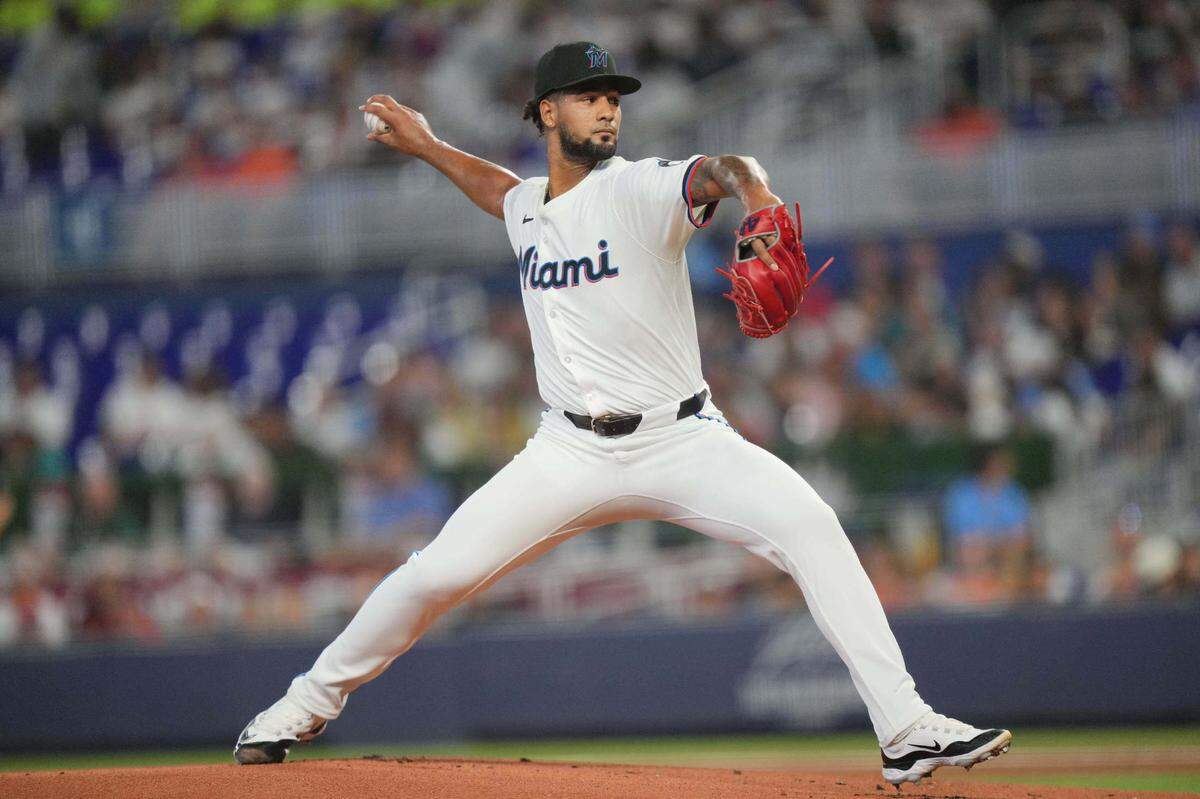 El abridor de los Marlins Roddery Muñoz lanza en el primer inning del partido ante los Orioles de Baltimore, celebrado el 25 de julio de 2024 en Miami.