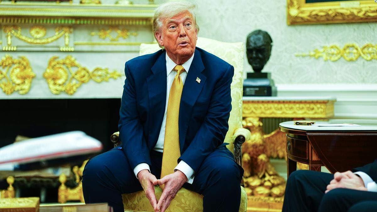 Presidente de Estados Unidos, Donald J. Trump, responde a la pregunta de un periodista durante una reunión con el primer ministro y príncipe heredero Salman bin Hamad Al-Khalifa del Reino de Baréin en la Oficina Oval de la Casa Blanca, en Washington, D.C., el miércoles 16 de julio de 2025.