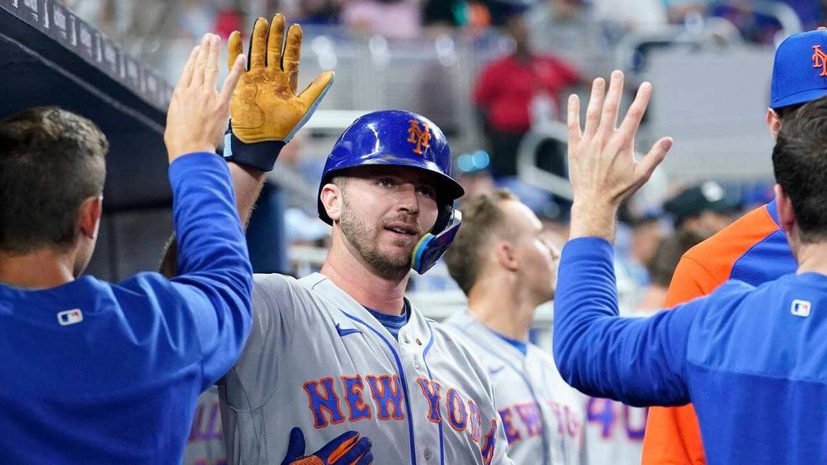 Pete Alonso de los Mets de Nueva York es felicitado después de conectar un jonrón solitario durante la segunda entrada de un juego de béisbol contra los Marlins de Miami, el sábado 25 de junio de 2022, en Miami.