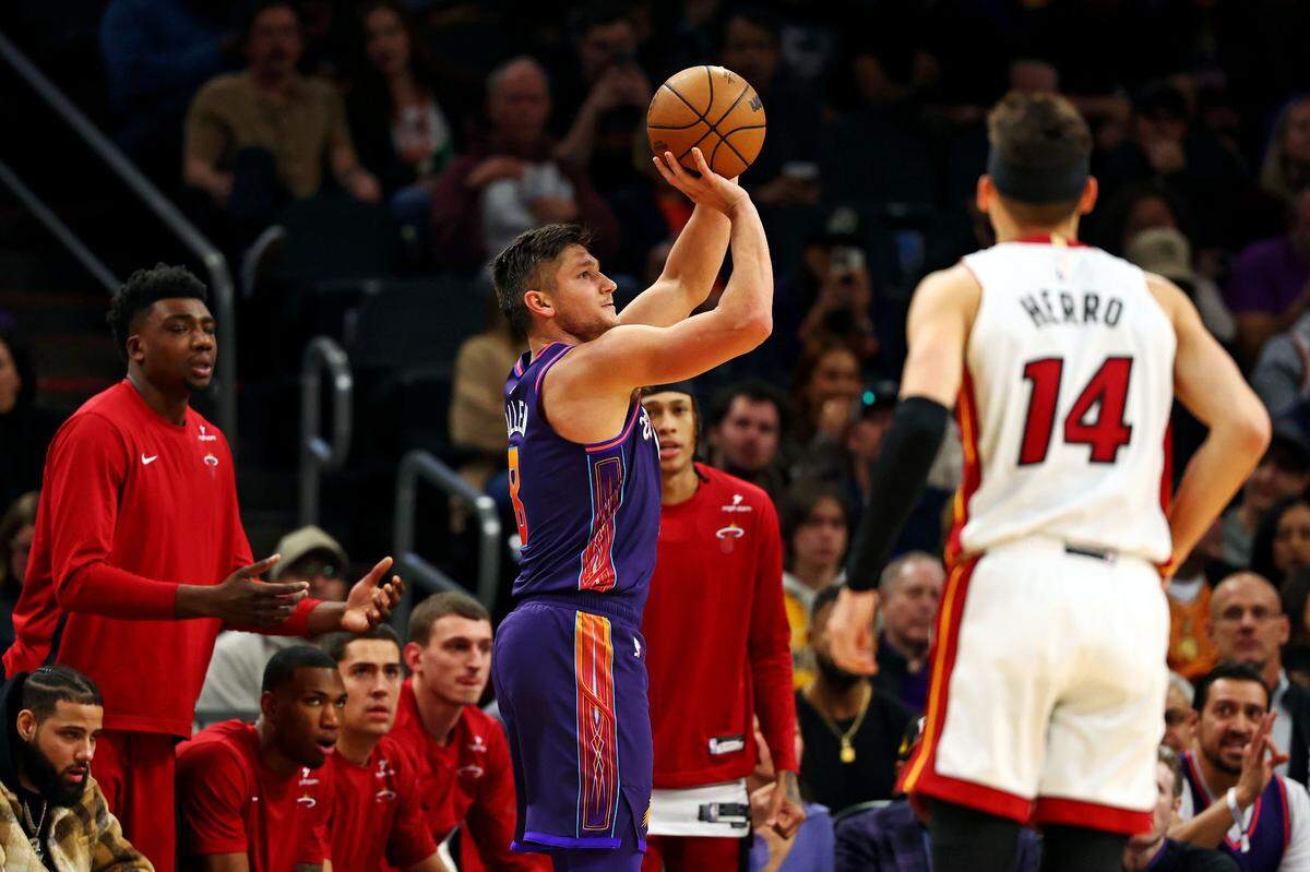 El jugador de los Suns Grayson Allen tira al aro ante la marca de Tyler Herro, del Heat de Miami, en el partido celebrado el 5 de enero de 2024 en Phoenix.