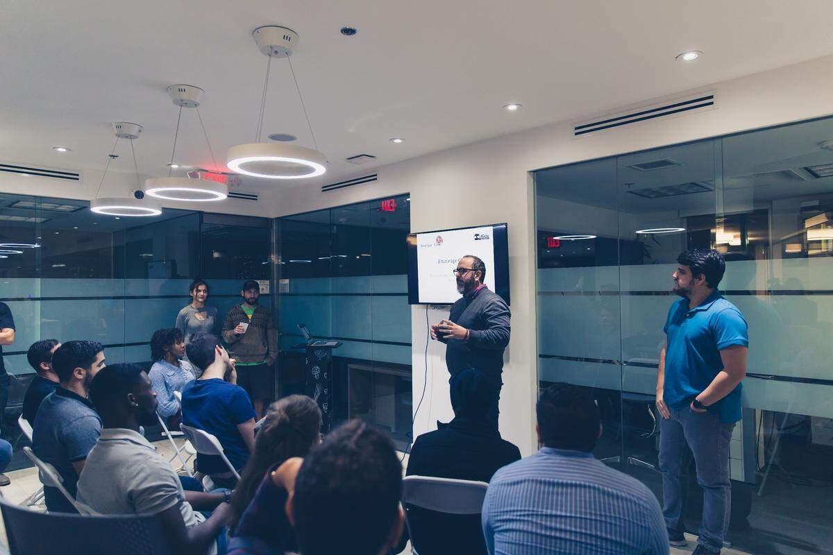 Marcelo Ricigliano, cofundador de 4Geeks Academy, habla con los estudiantes que asisten al curso de programación. Esta es una de las profesiones en mayor demanda en la actualidad, con 500,000 empleos disponibles en EEUU.
