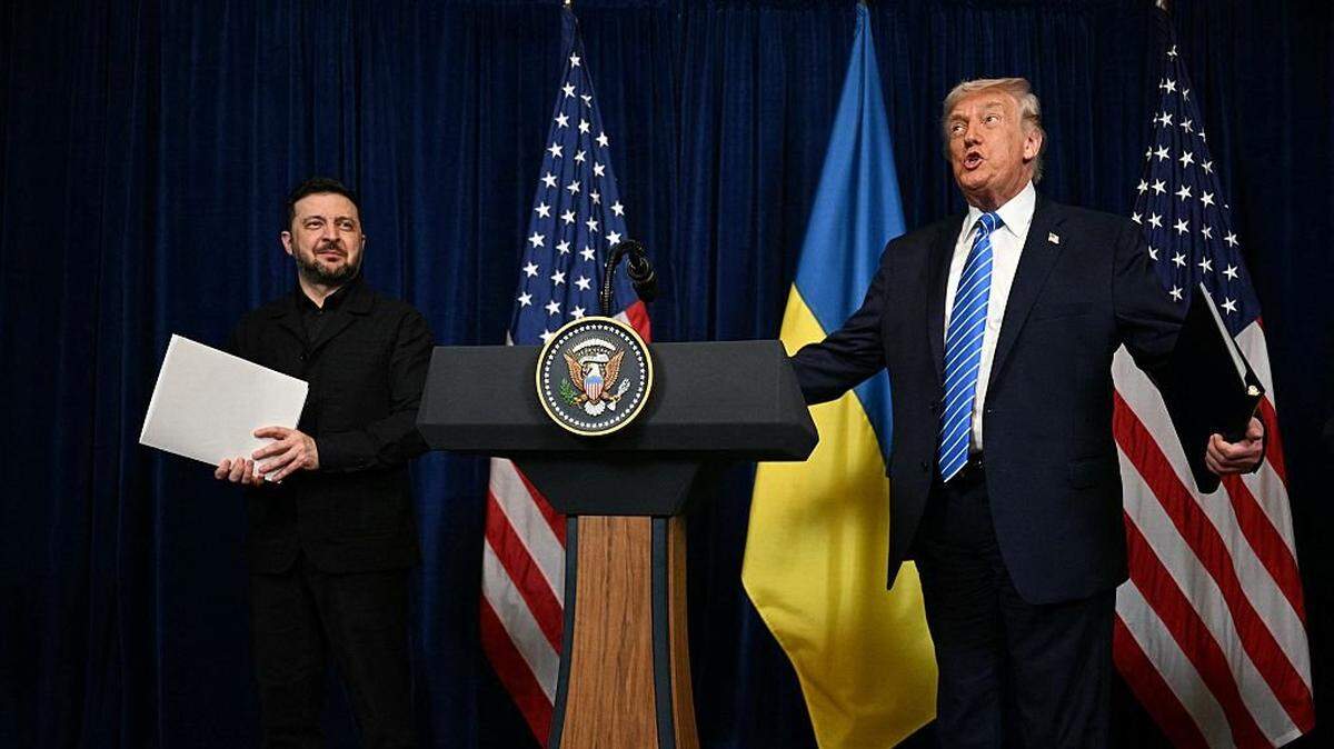 Donald Trump y el mandatario ucraniano Volodimir Zelenski llegan a una rueda de prensa tras las conversaciones celebradas en la residencia del presidente estadounidense en Mar-a-Lago, Palm Beach, Florida, el 28 de diciembre de 2025. 
