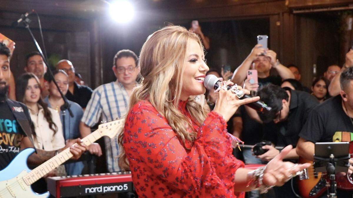 Free Cover Venezuela empezó en el patio de una casa “y mira la plataforma que tienen ya”, dice Lena Burke de los productores que la invitaron a hacer este homenaje a Celia Cruz. 