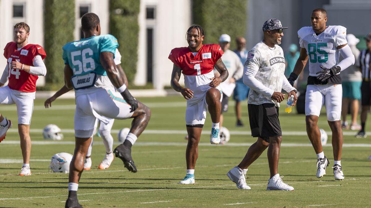 El quarterback de los Dolphins Tua Tagovailoa (1) realiza ejercicios durante el campamento de entrenamiento en el Baptist Health Training Complex, el martes 29 de julio de 2025, en Miami Gardens, Florida.