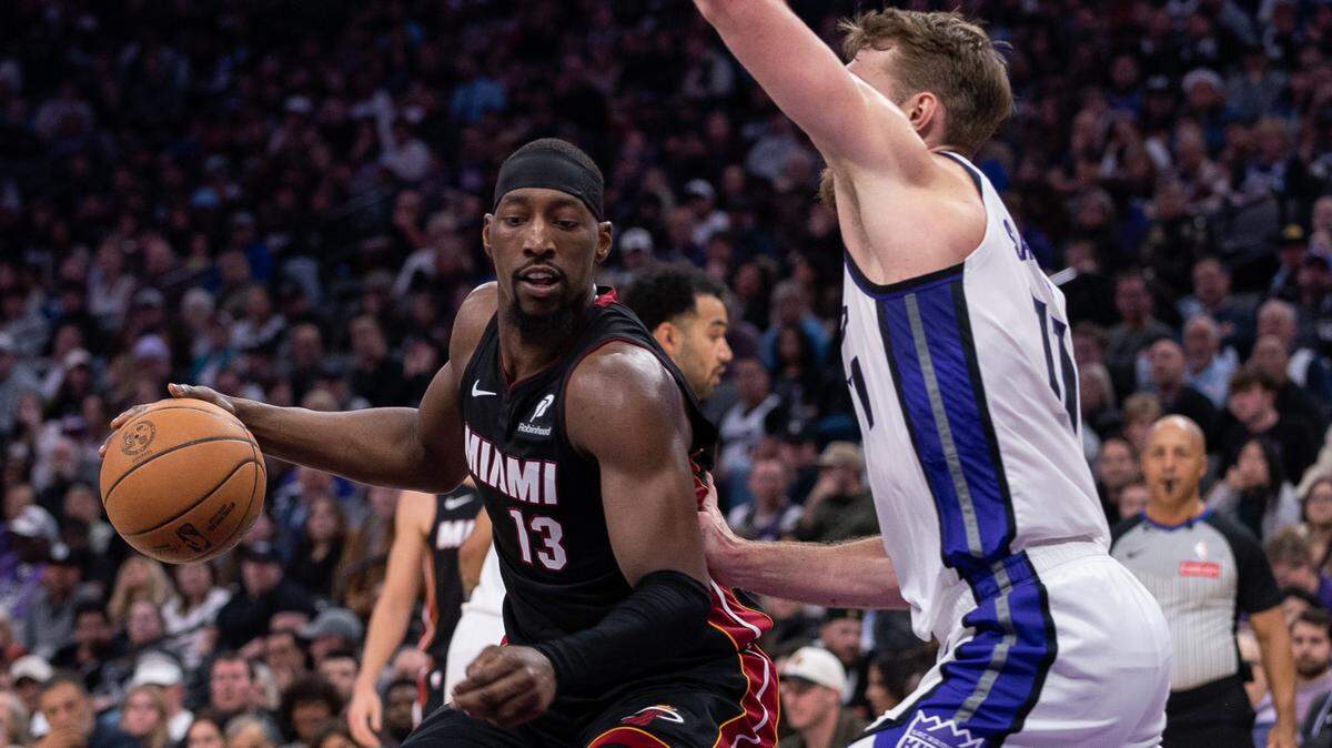 El centro del Heat de Miami Bam Adebayo trata de pasar la marca de Domantas Sabonis, de los Kings, en el partido celebrado el 6 de enero de 2025 en el Golden 1 Center en Sacramento.