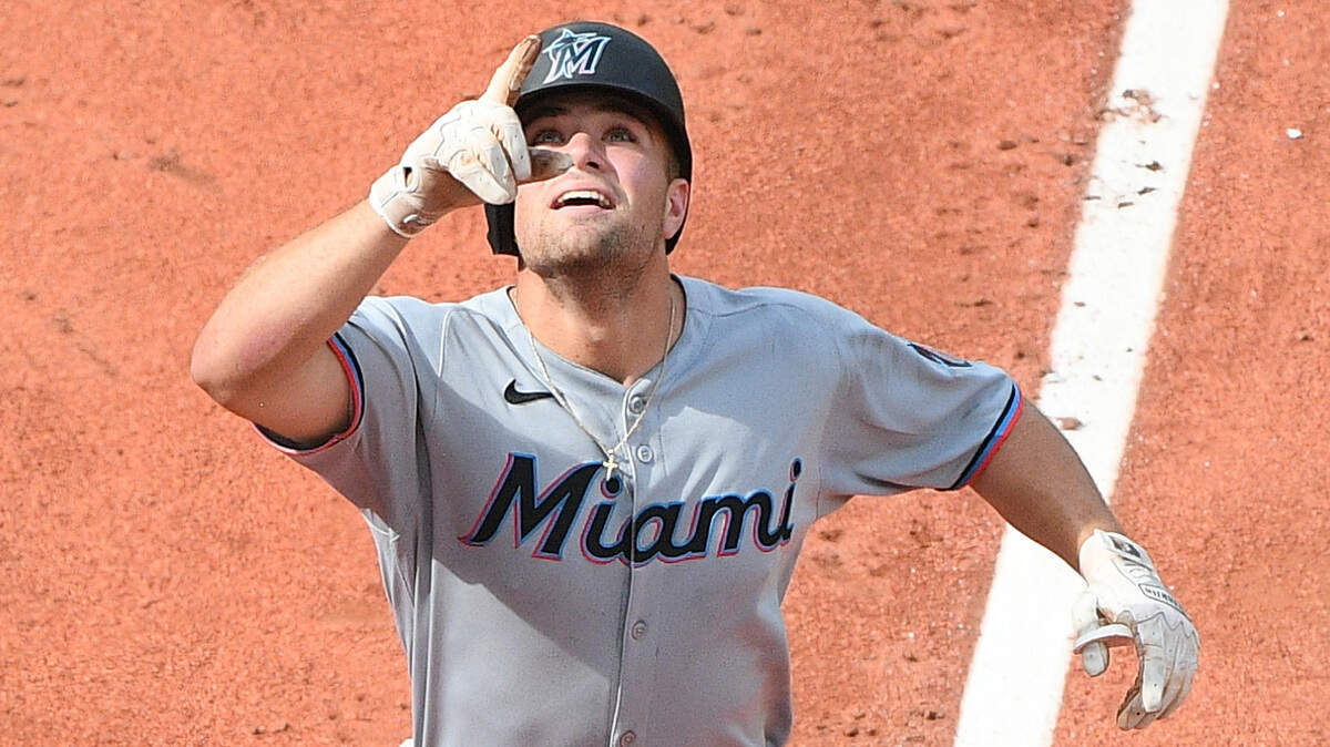 Con un jonrón de dos carreras del novato Jakob Marsee, los Marlins de Miami derrotaron el domingo 5-3 a los Medias Rojas y evitaron la barrida en Boston.